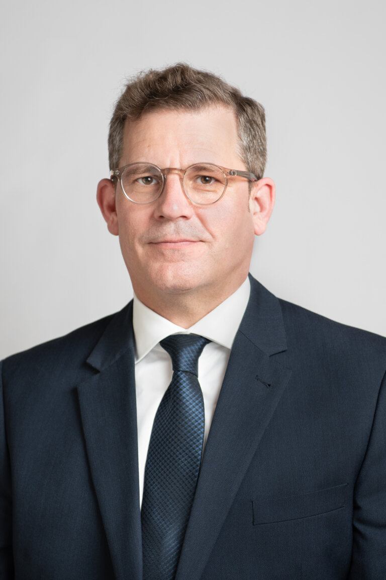 Hanns-Peter Tomita-Herr besteht Prüfung zum 7. Dan